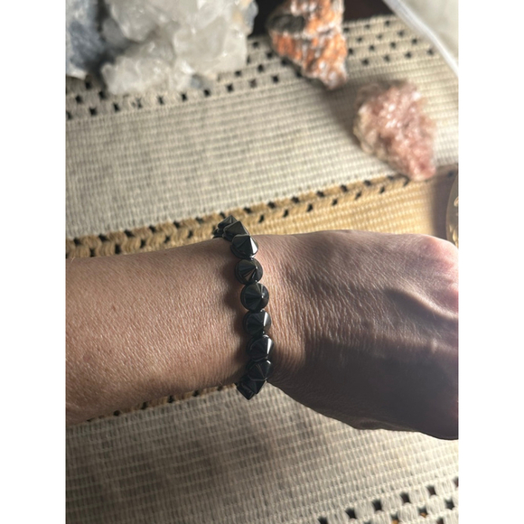 Handmade Hematite Mini-Spike Elastic Bracelet - Picture 10 of 11